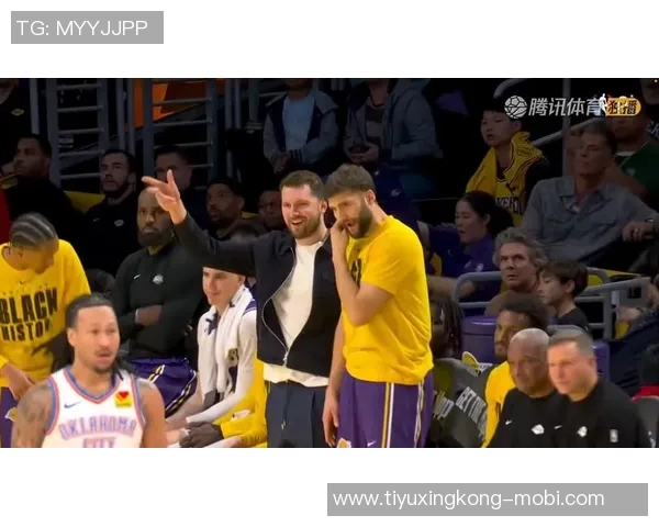 东契奇向里夫斯展示扭伤手指里夫斯惊呼难以置信的反应引发热议